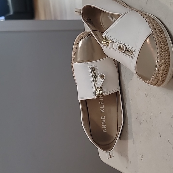 Anne Klein shoes Size 6.5M white and gold with zipper detail - Picture 3 of 4